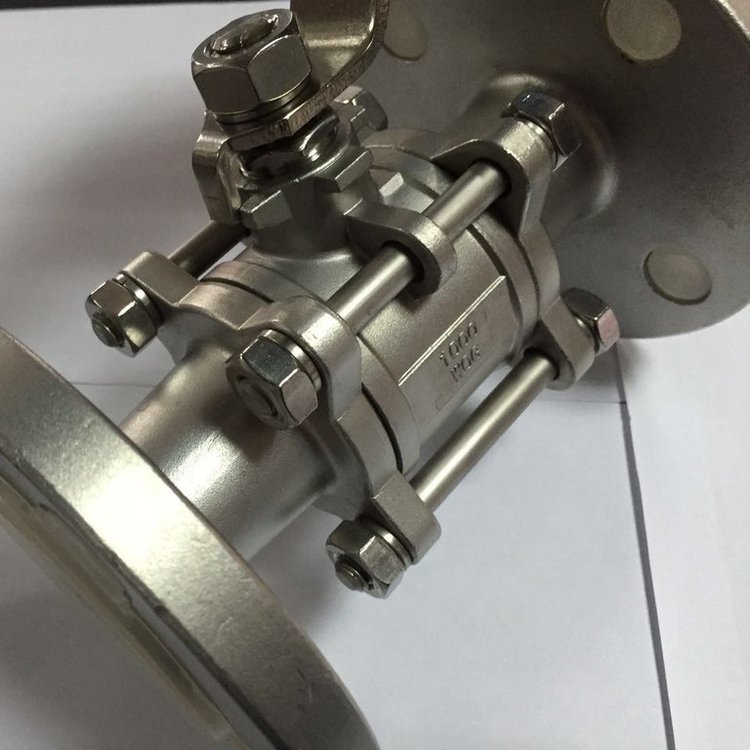 三片式法蘭球閥實(shí)物圖2 三片式法蘭球閥實(shí)物圖